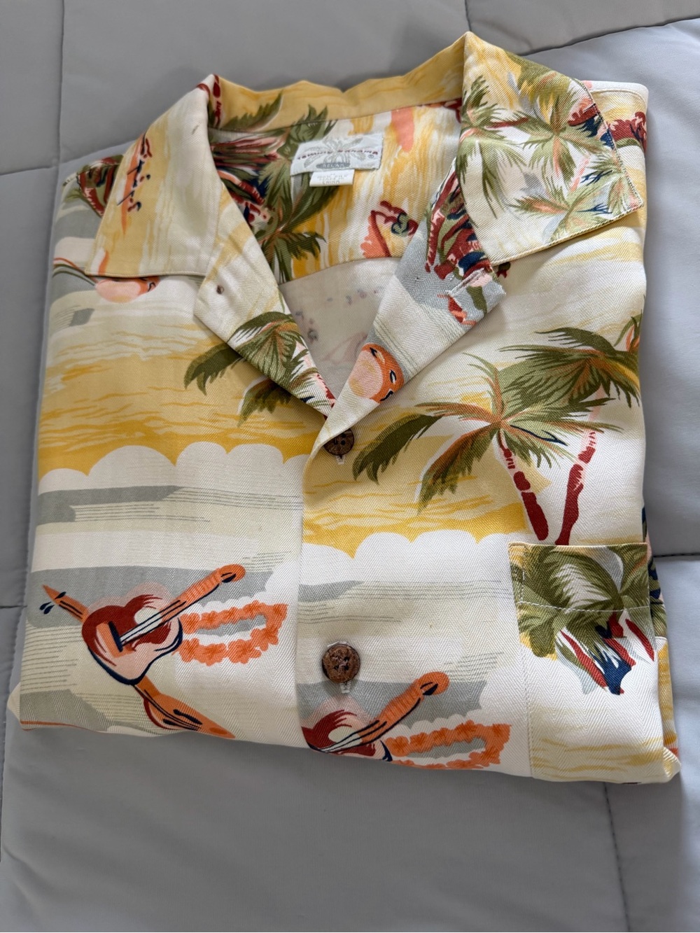 Tommy Bahama Relax 100% Silk Hawaiian Camp Shirt Men’s Medium Beach Scene Aloha